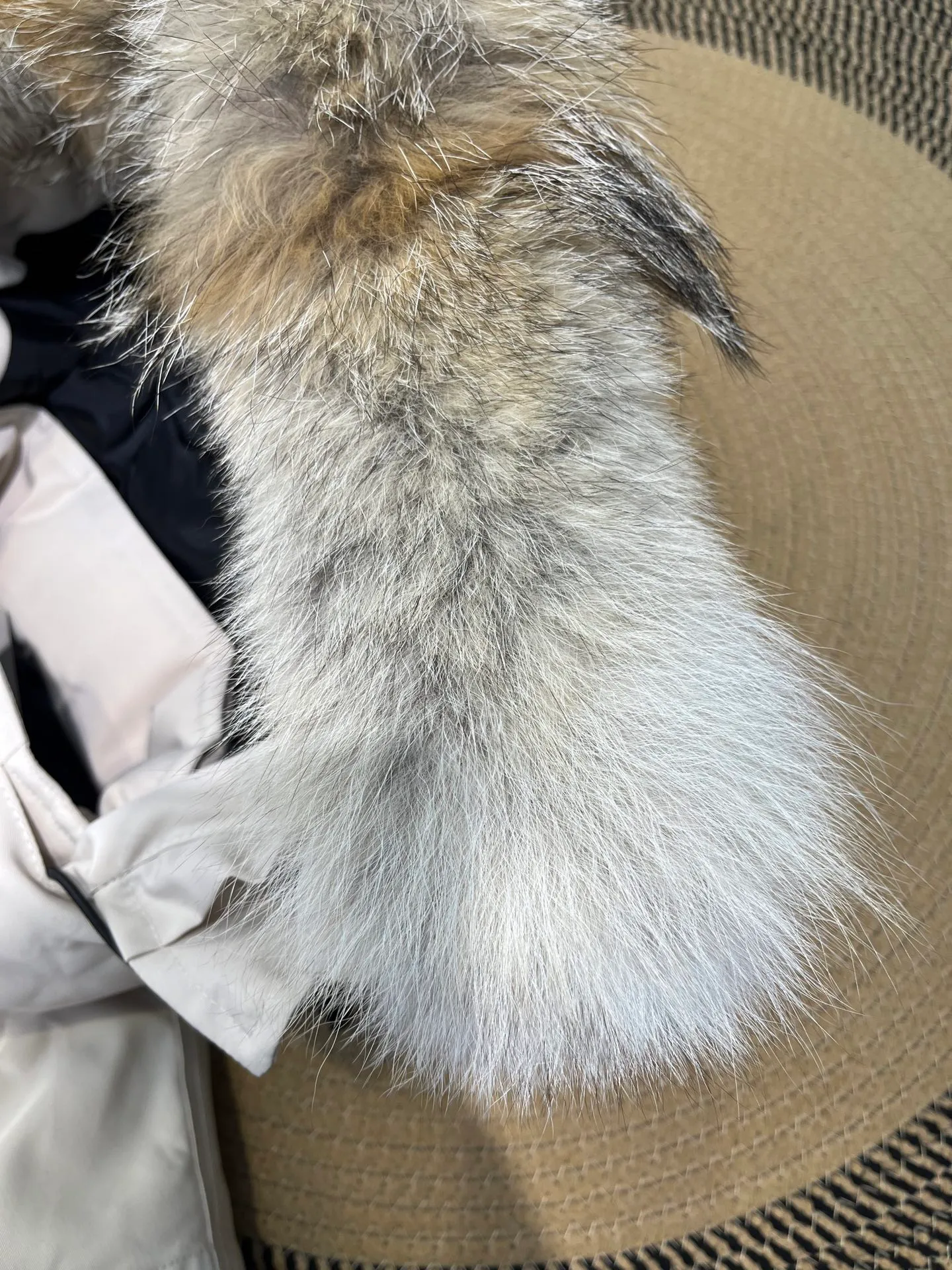 P840 Canada goose🌟 Canada Goose 07 models All in stock, 6 colors, I will never stop stocking this winter All original factory customization All details strictly required have been corrected since the beginning of this year Detachable fur collar! The workmanship and wiring are very straight! A big goose is enough for a winter. Size: 1. 90% white duck down from a conscientious manufacturer (some people brag about their own goose down, please search it on your own. Goose down is warmer and less fluffy than duck down, so good down jackets are all white duck down. There is no such thing as white goose down) 2. Upgraded fabrics with moderate hardness, waterproof, windproof and anti-fouling (Arctic Tech fabrics imported from South Korea are not comparable to fabrics dyed by some small workshops) 3. YKK No. 10 authentic zippers (Japanese customized YKK zipper, silky smooth, not stuck, officially designated) 4. Western Canadian wolf hair (Wolf hair is divided into eastern, central, and western. Western wolf hair is light in color, dense, and has good thermal insulation effect. It is the genuine Canada Goose grade) Let’s analyze and explain some details of the production 1. First, sew the liner and then fill it with down (some small factories and small workshops first fill it with down and then sew) Why? The technology is not up to par and the hardware conditions are not enough! ! ! For this step alone, we need to spend more time and money. 2. Filling the inner tank with down. We are all down filling machines to ensure that the down weight of each pill is the same. There is a video (small factory, small workshop is stuffed by hand). Why? The hardware conditions are not enough. A machine costs more than 100,000 yuan. Small factories simply cannot buy it. This means that the weight of the down in each liner cannot be guaranteed, and the warmth of high-end down jackets cannot be guaranteed. 3. For the needles of the sewing machine, we all use the top-notch No. 7 needles (small factories all use No. 10 needles). The finer the needle, the finer the needle eye, which reduces the risk of velvet and velvet running. 4. Wolf fur collar We are all spliced in whole or in large pieces (small factories mostly use broken pieces) The warmth retention of wolf fur is very good, but the splicing of scraps cannot guarantee the warmth. Color: Black, white, gray camouflage, sci-fi blue camouflage, green camouflage, sky blue, dark blue, cool gray, red. Professional Canada goose producers, we are enough this winter! We would like to sincerely thank everyone who buys our down jackets!  size：xs-xl